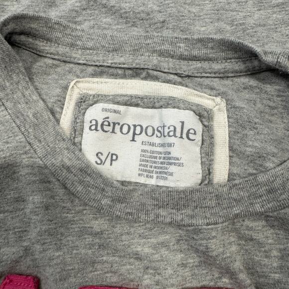 Vintage Y2K Aeropostale Spellout Baby Tee Pink Grey Embossed Graphic Small - Picture 3 of 5
